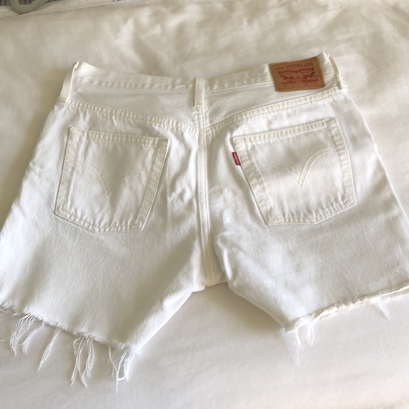 Mens Levi cut white shorts - Picture 4 of 6